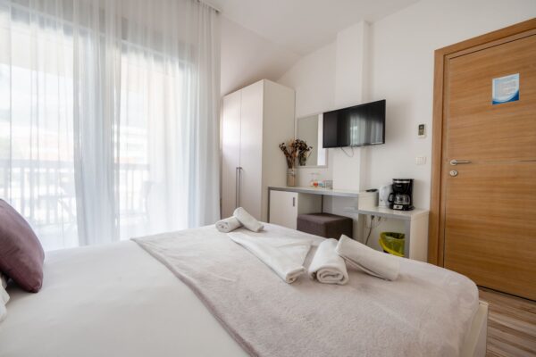 Gallery Thumbnail https://makarska-touristik.com/wp-content/uploads/2024/12/Beach-apartment-simic-room-for-two-2.jpg