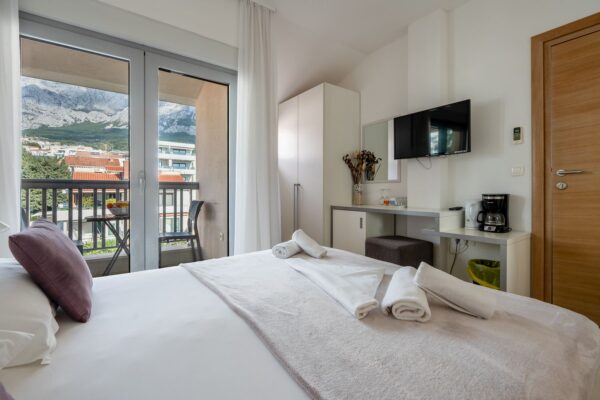 Gallery Thumbnail https://makarska-touristik.com/wp-content/uploads/2024/12/Beach-apartment-simic-room-for-two-3.jpg
