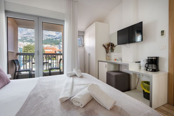 Gallery Thumbnail https://makarska-touristik.com/wp-content/uploads/2024/12/Beach-apartment-simic-room-for-two-6.jpg