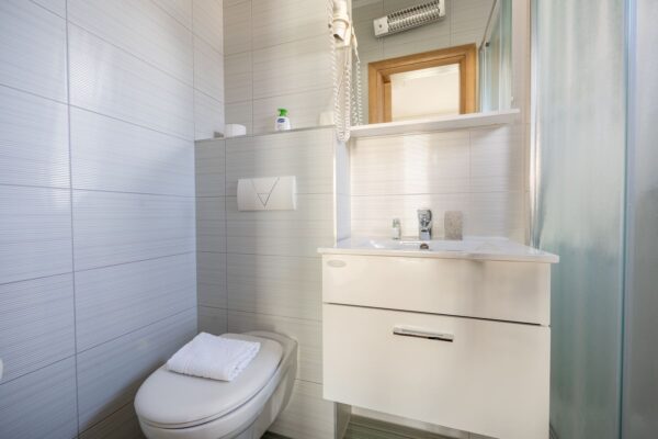 Gallery Thumbnail https://makarska-touristik.com/wp-content/uploads/2024/12/Beach-apartment-simic-room-for-two-7.jpg