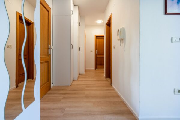 Gallery Thumbnail https://makarska-touristik.com/wp-content/uploads/2024/12/Beach-apartment-simic-three-bedroom-apartment-7-1.jpg