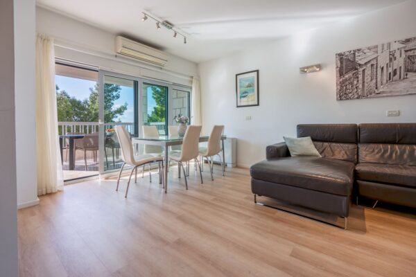 Gallery Thumbnail https://makarska-touristik.com/wp-content/uploads/2024/12/Beach-apartment-simic-three-bedroom-apartment-8-1.jpg