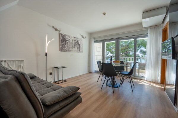 Gallery Thumbnail https://makarska-touristik.com/wp-content/uploads/2024/12/Beach-apartment-simic-two-bedroom-apartment-1-2.jpg