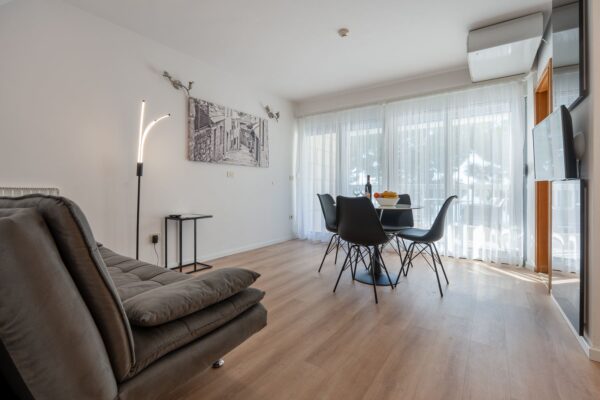 Gallery Thumbnail https://makarska-touristik.com/wp-content/uploads/2024/12/Beach-apartment-simic-two-bedroom-apartment-13.jpg