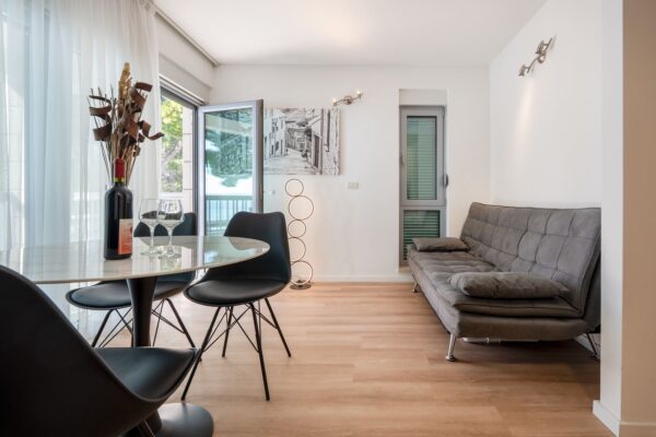 Gallery Thumbnail https://makarska-touristik.com/wp-content/uploads/2024/12/Beach-apartment-simic-two-bedroom-apartment-15.jpg