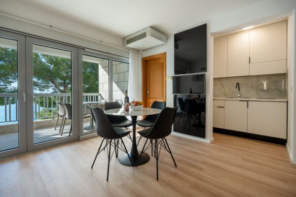 Gallery Thumbnail https://makarska-touristik.com/wp-content/uploads/2024/12/Beach-apartment-simic-two-bedroom-apartment-2-1.jpg