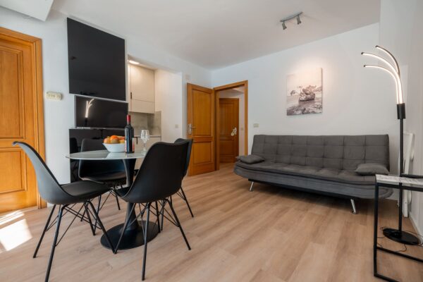 Gallery Thumbnail https://makarska-touristik.com/wp-content/uploads/2024/12/Beach-apartment-simic-two-bedroom-apartment-3-2.jpg