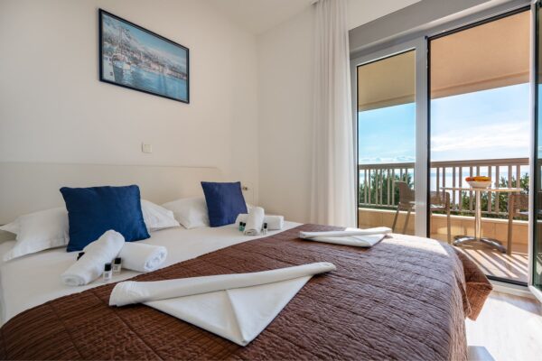Gallery Thumbnail https://makarska-touristik.com/wp-content/uploads/2026/02/Beach-apartment-simic-seaview-room-1.jpg