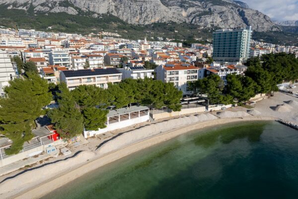 Gallery Thumbnail https://makarska-touristik.com/wp-content/uploads/2026/02/Beach-apartment-simic-seaview-room-13.jpg