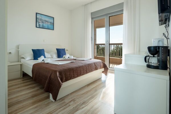 Gallery Thumbnail https://makarska-touristik.com/wp-content/uploads/2026/02/Beach-apartment-simic-seaview-room-2.jpg