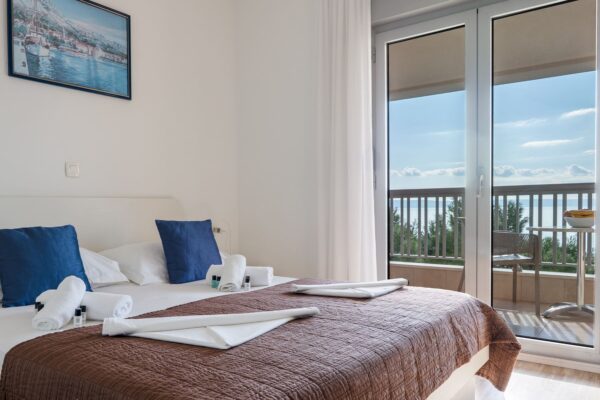 Gallery Thumbnail https://makarska-touristik.com/wp-content/uploads/2026/02/Beach-apartment-simic-seaview-room-3.jpg