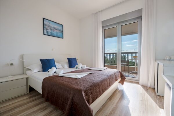 Gallery Thumbnail https://makarska-touristik.com/wp-content/uploads/2026/02/Beach-apartment-simic-seaview-room-4.jpg