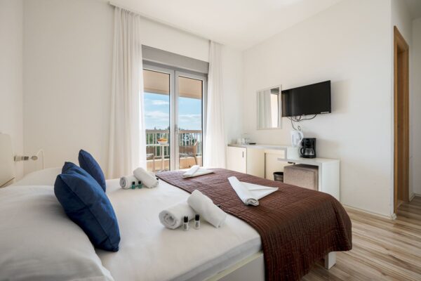Gallery Thumbnail https://makarska-touristik.com/wp-content/uploads/2026/02/Beach-apartment-simic-seaview-room-6.jpg